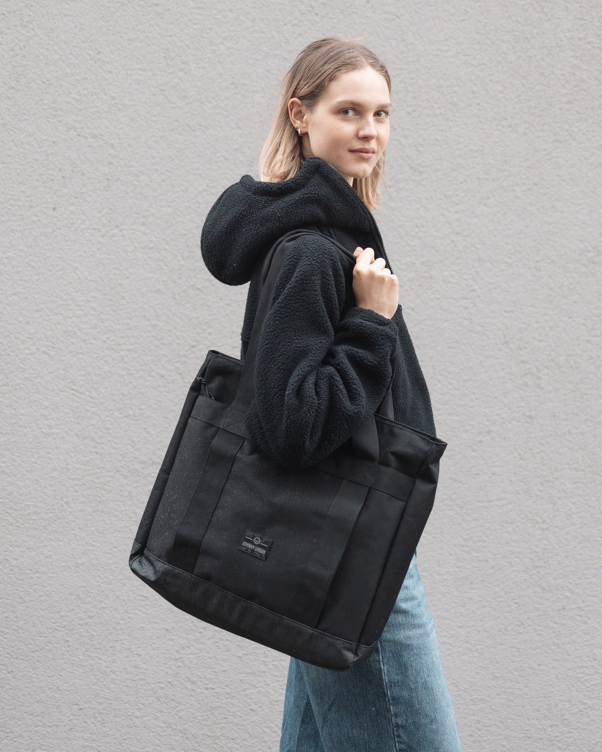 Unser weibliches Model zeigt sich hier mit der Johnny Urban Shopper Bag "Kim" in schwarz.