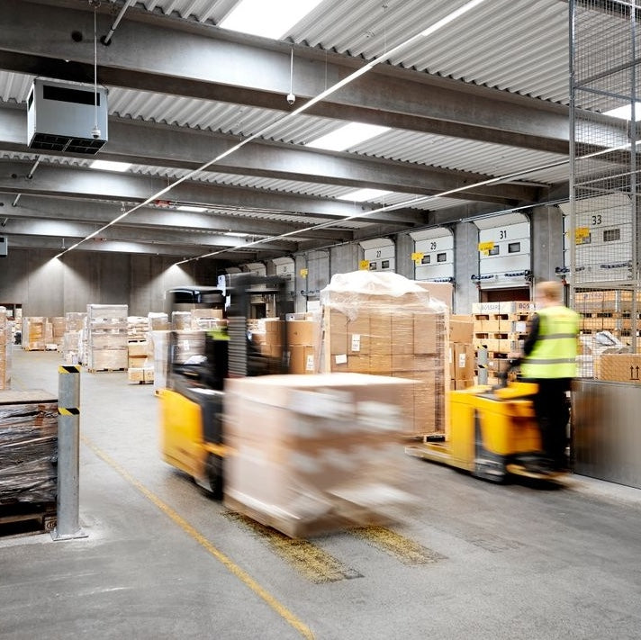 Ein Versandlager zeigt schnelle und motivierte Arbeitskräfte!