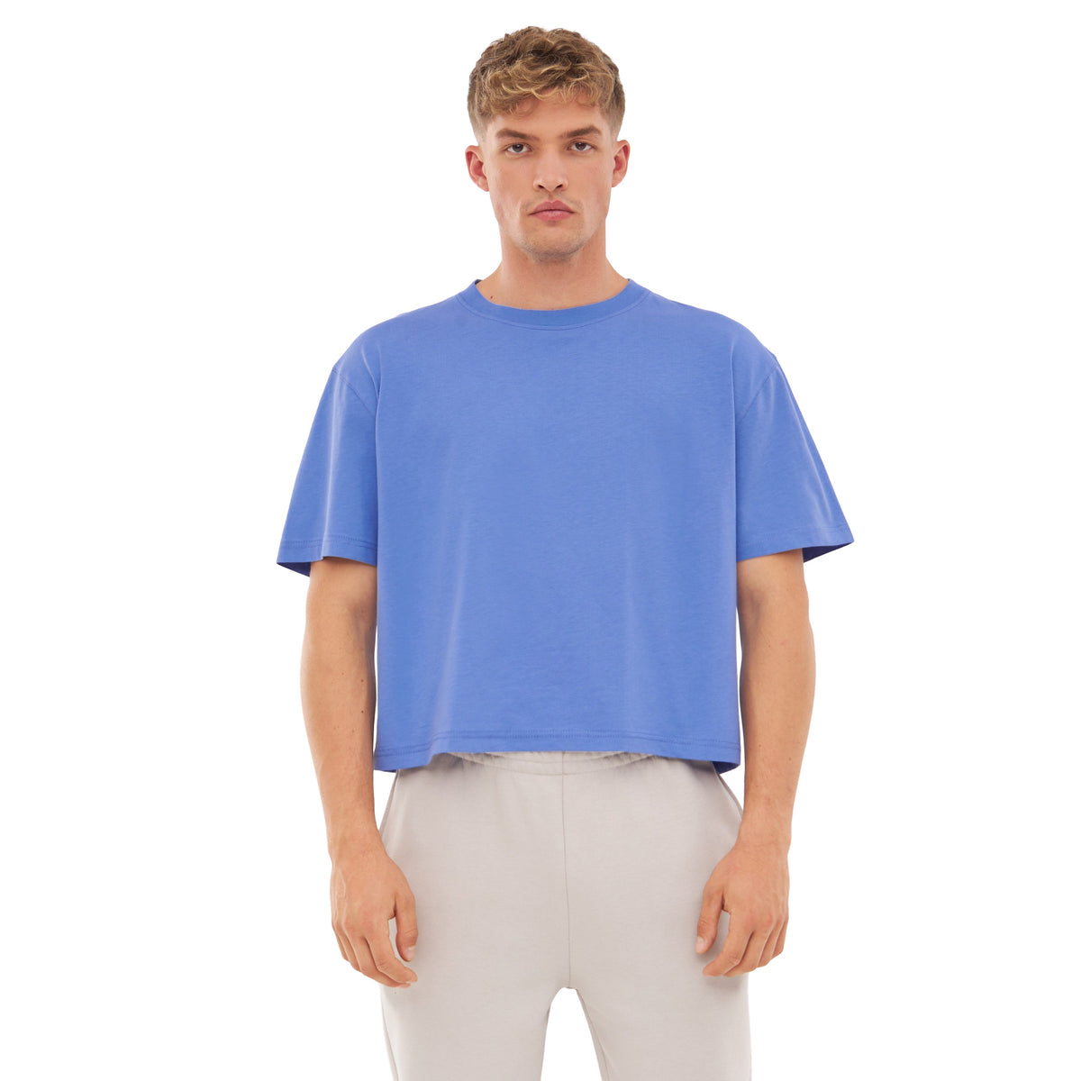 Mann trägt Crop-T-Shirt 'Zoey JU' in blau-lila, oversized, mit kurzen Ärmeln