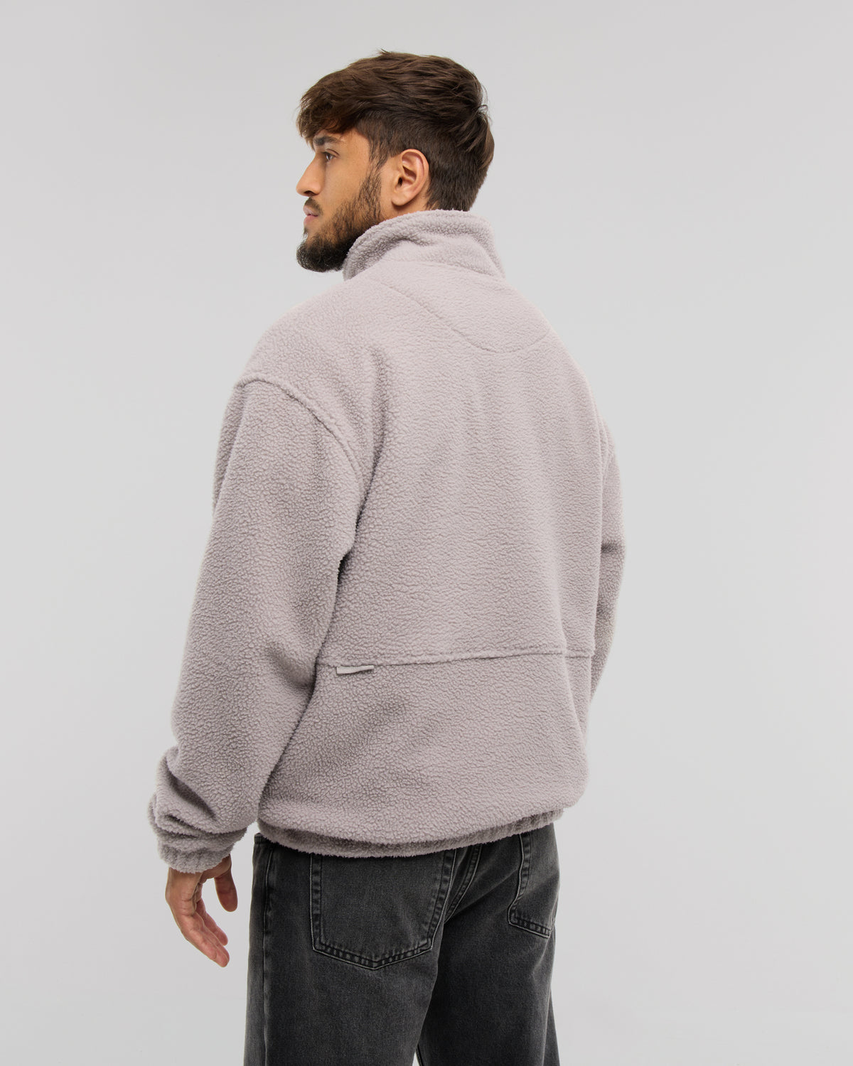 Der elastische Saum rundet das stylische Design unseres Fleecepullovers Ruben passend ab.