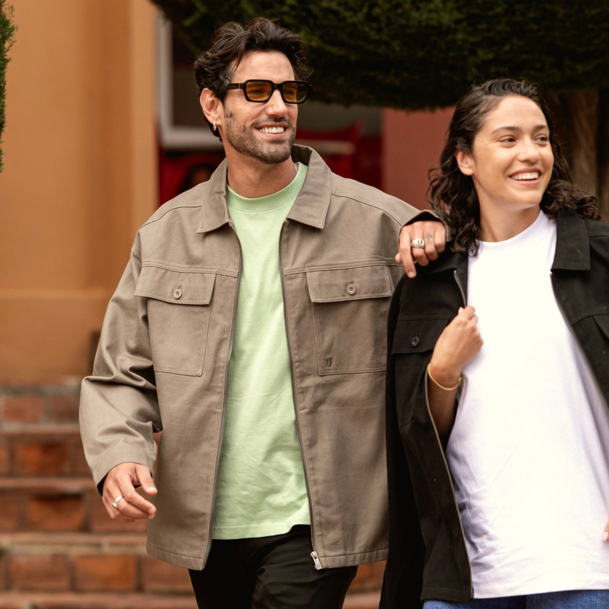 Mann trägt olivgrüne Overshirt 'Cameron' beim Spaziergang mit Frau