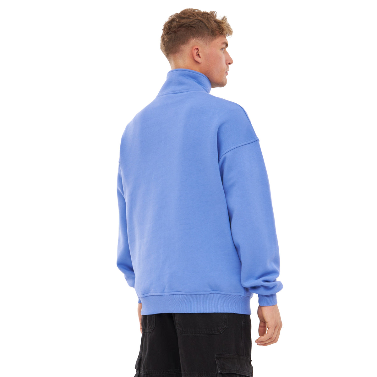 Mann trägt blauen Half-Zip Pullover 'Cooper' von Johnny Urban, Rückansicht