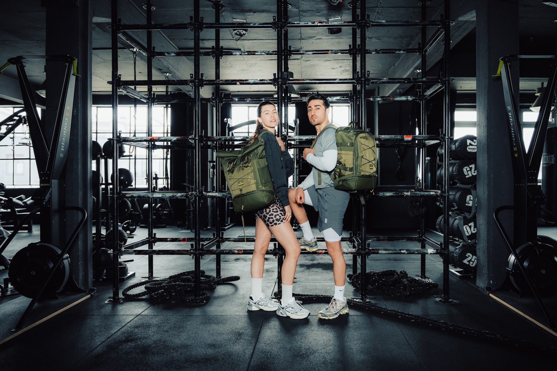 Eine Frau und ein Mann stehen gemeinsam mit Johnny Urban Rucksäcken beim Sport.