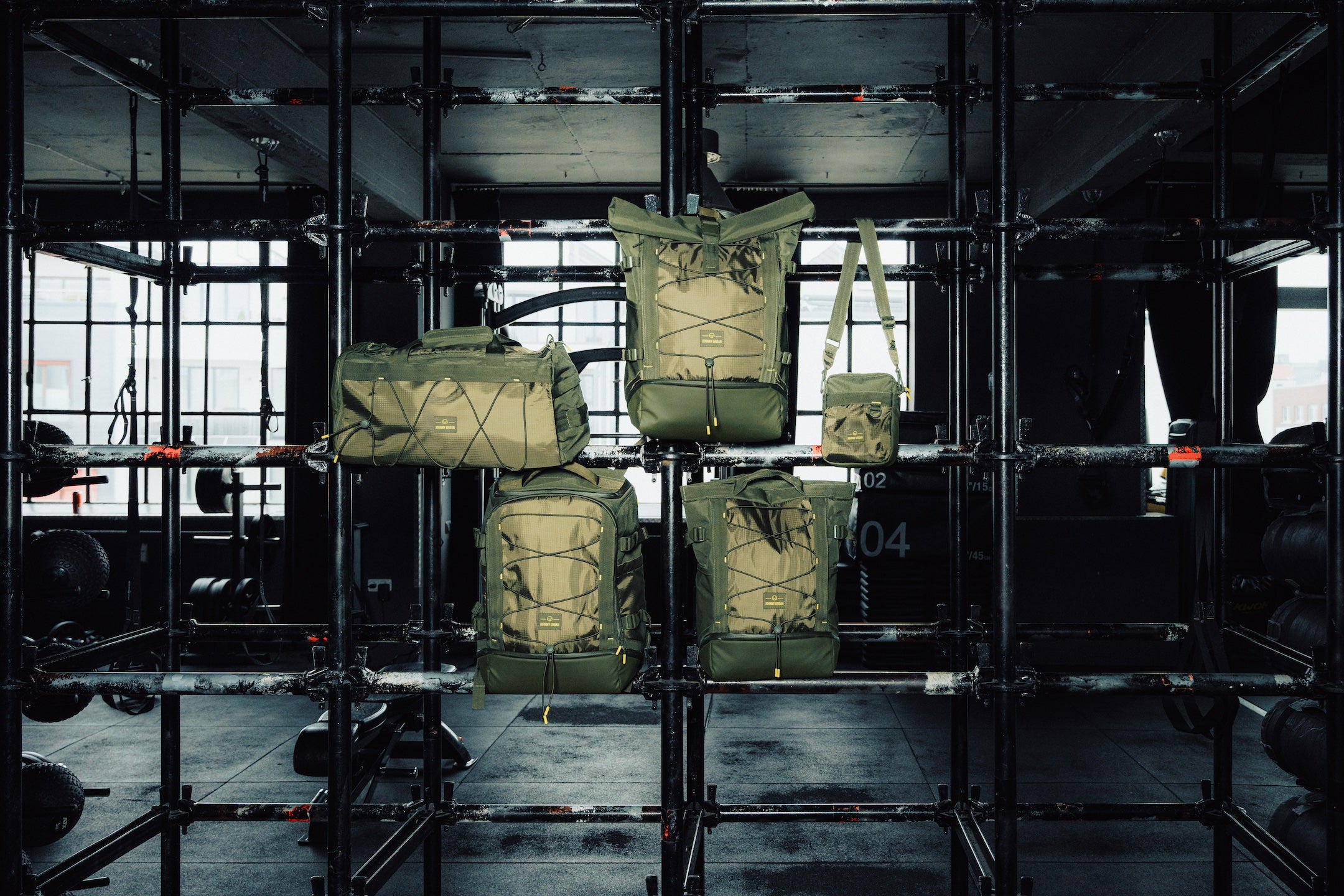 Eine Zusammenstellung der Johnny Urban Dufflebags in einem Fitnesstudio.