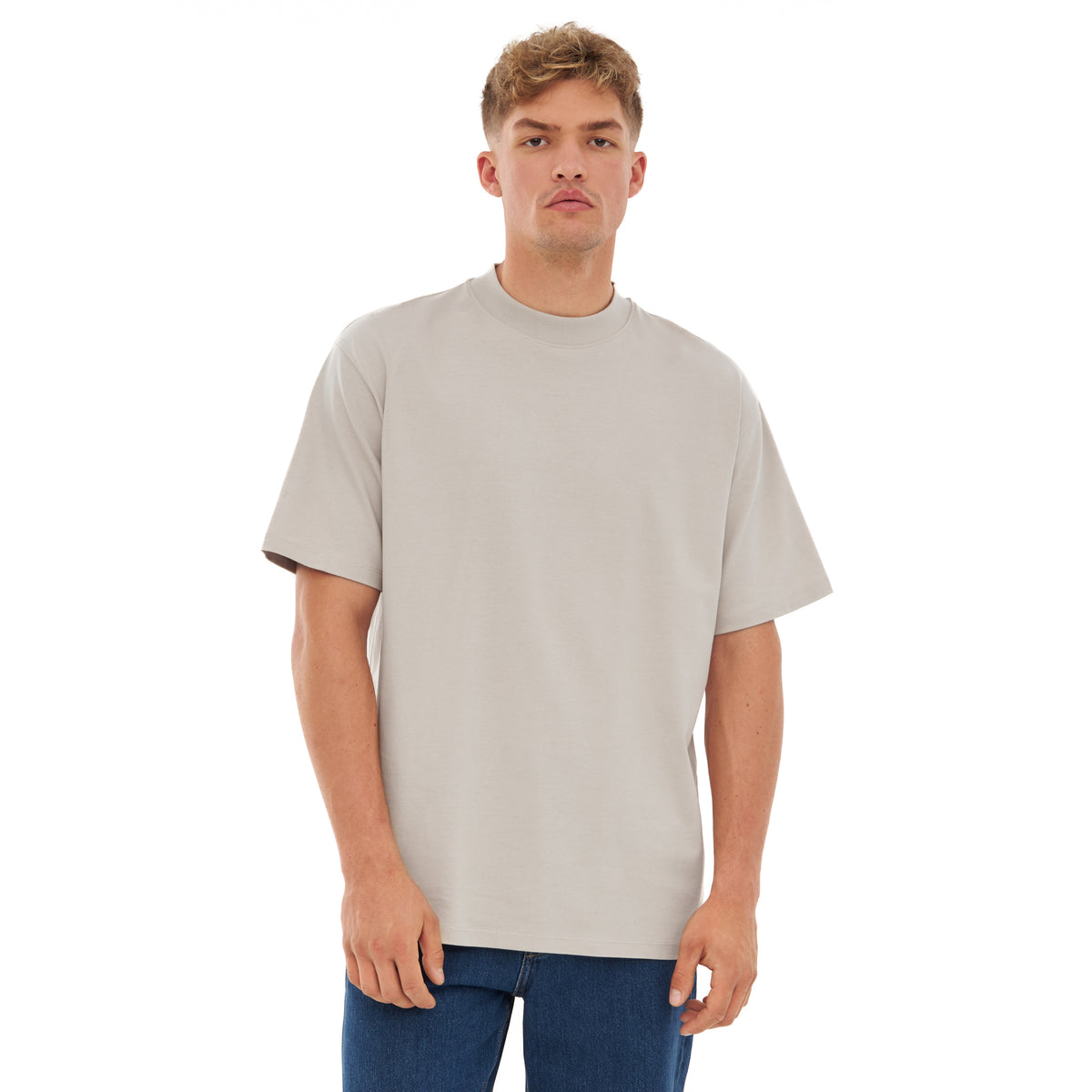 Beiges Johnny Urban T-Shirt 'Sammy' für Herren in oversized Passform, getragen von Mann