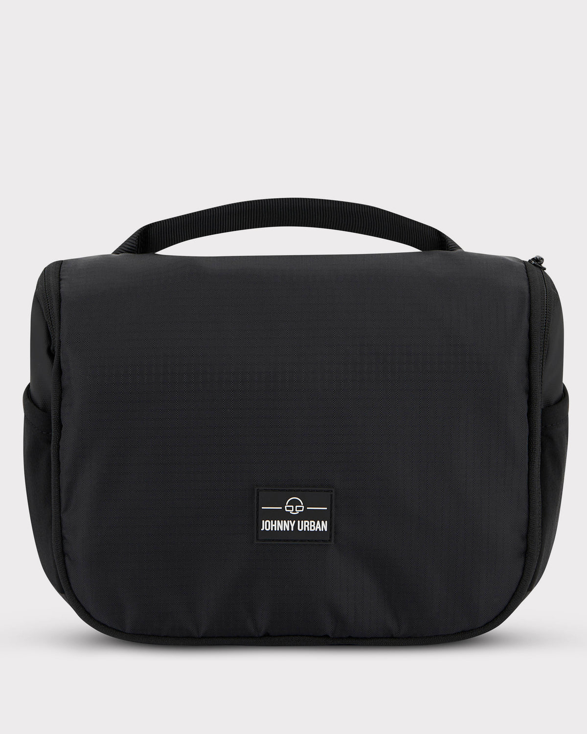 Schwarze Kulturtasche 'Logan' von Johnny Urban mit Griff oben und Markenlogo vorne