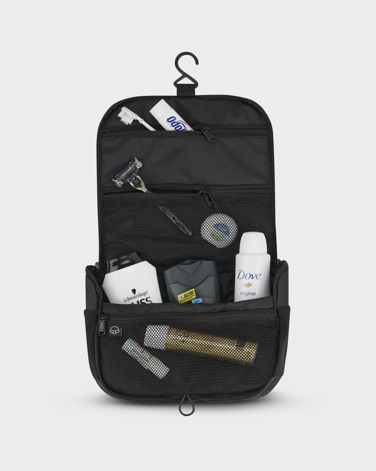 Schwarze Kulturtasche 'Logan' von Johnny Urban zum Aufhängen, gefüllt mit Zahnbürste, Rasierer, Dove Deo, Shampoo und anderen Pflegeprodukten