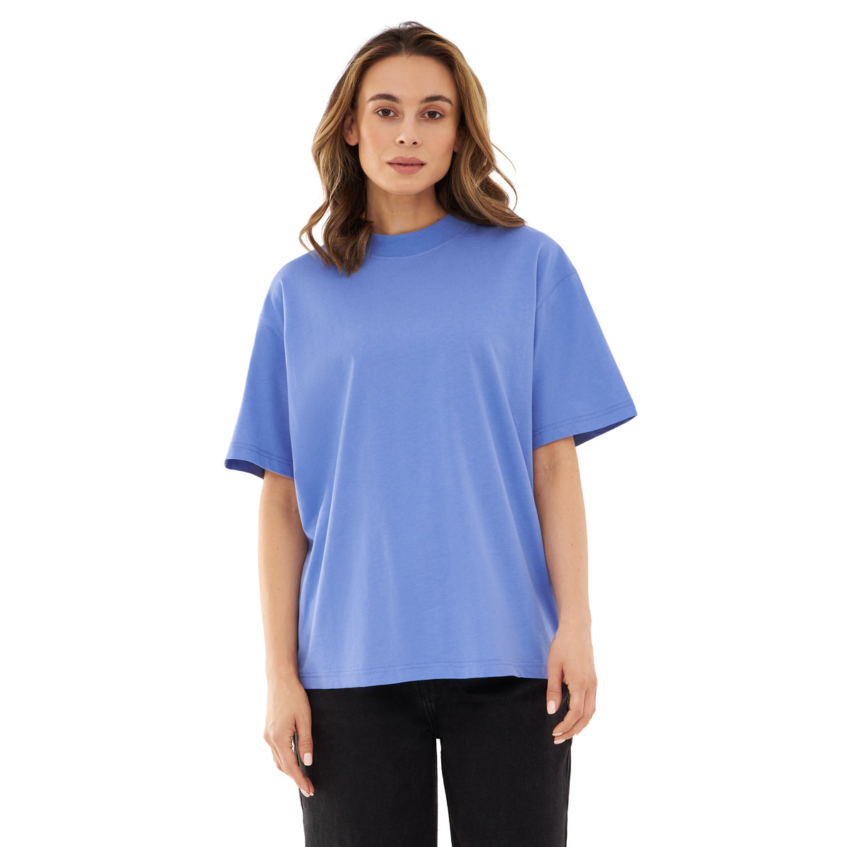 Frau trägt oversized T-Shirt 'Sammy JU' in Blau mit kurzem Ärmel und Rundhalsausschnitt