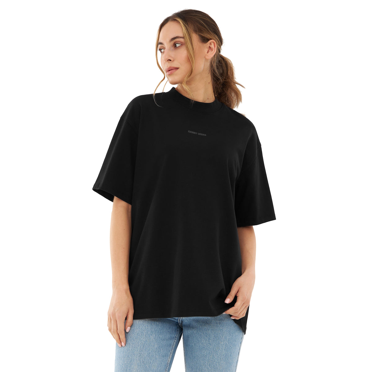 Damen trägt oversized schwarzes T-Shirt 'Sammy Johnny Urban' mit kurzem Arm und Jeans