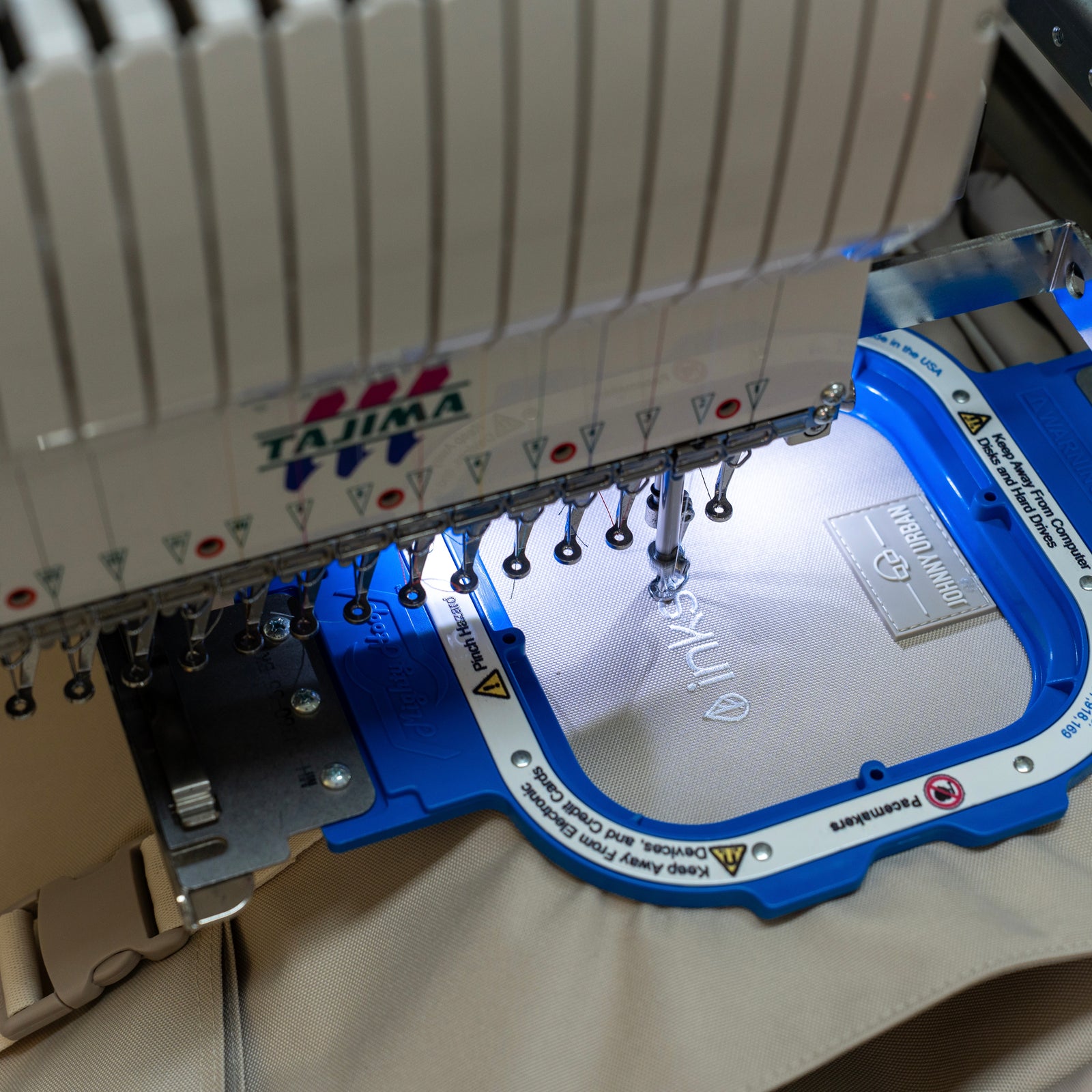 Ein Blick ins innere der Produktion zeigt den Vorgang der Bestickung von Logos.