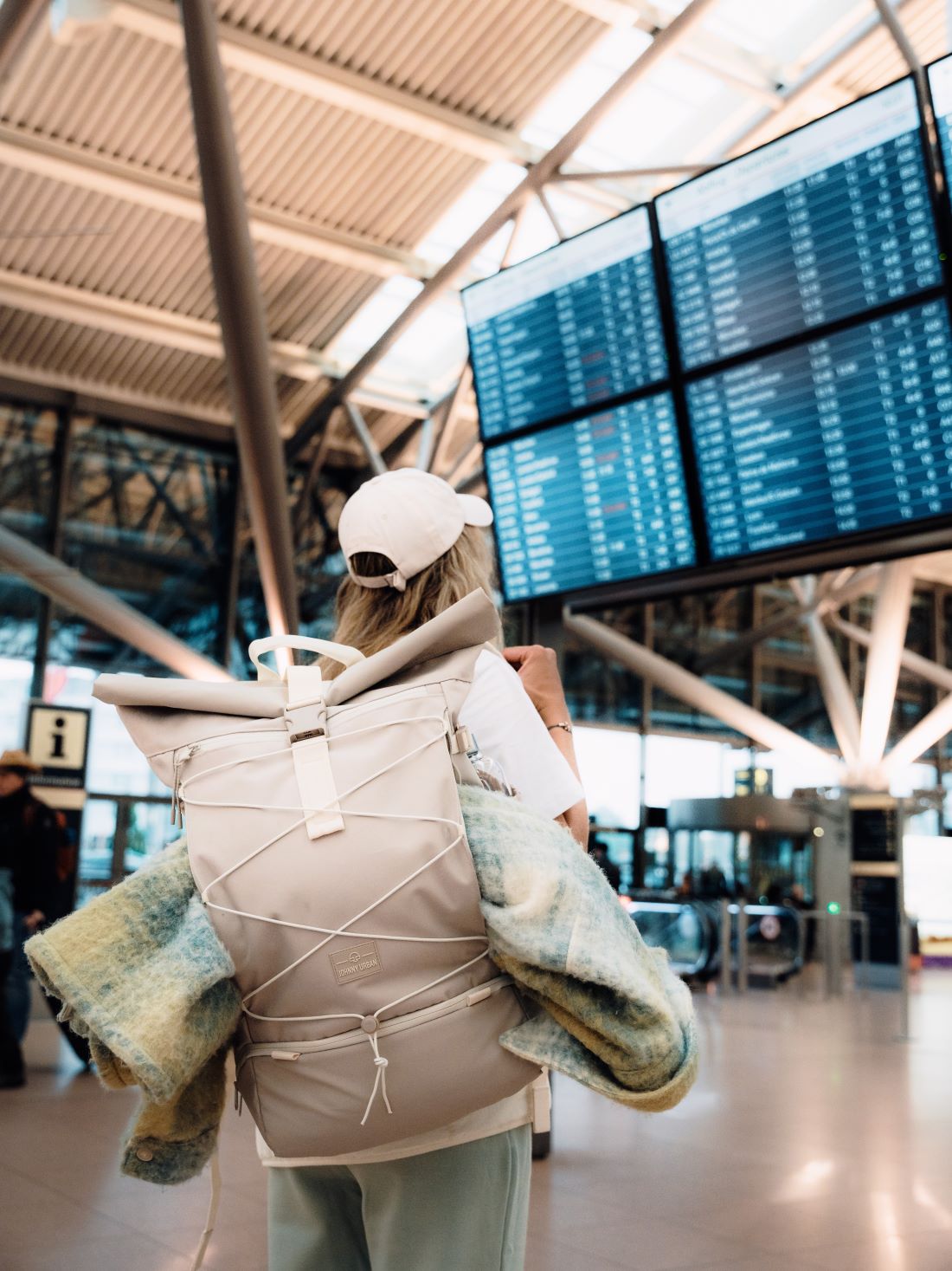 Die Travel-Serie ist dein idealer Begleiter für die nächste Reise - wie hier am Flughafen.