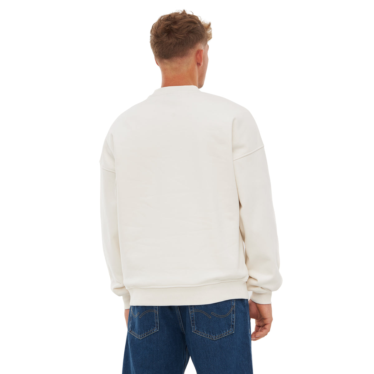 Rückansicht eines Mannes mit oversized weißen Johnny Urban Crewneck 'Carter' und blauen Jeans