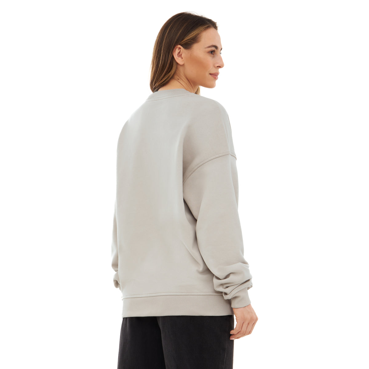Frau von hinten trägt oversized beige Sweatshirt 'Carter' Print, lockerer Sitz, lange Ärmel mit Bündchen