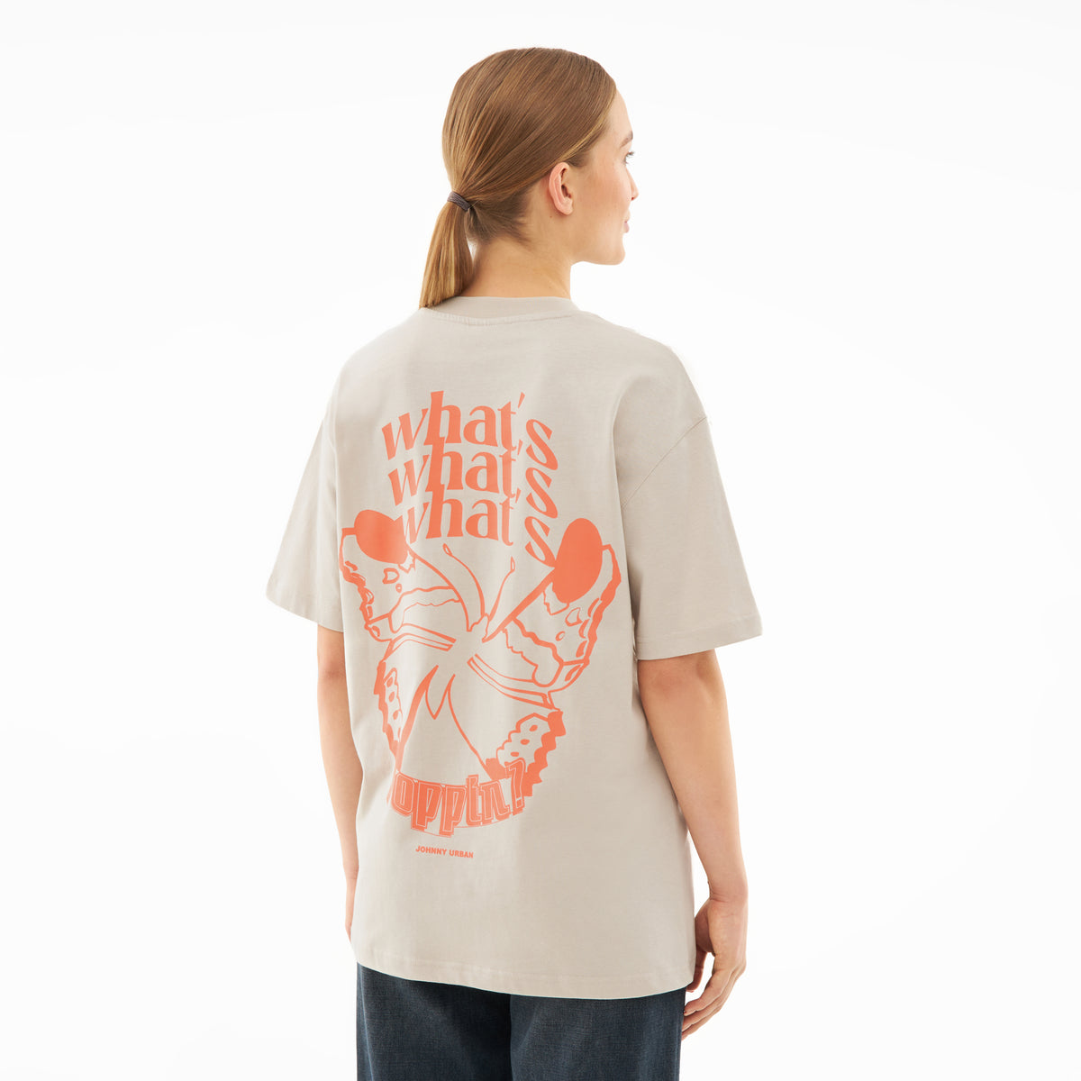 Beige T-Shirt 'Sammy Butterfly' mit orangem Schmetterlingsdruck und Schrift auf dem Rücken, getragen von Frau