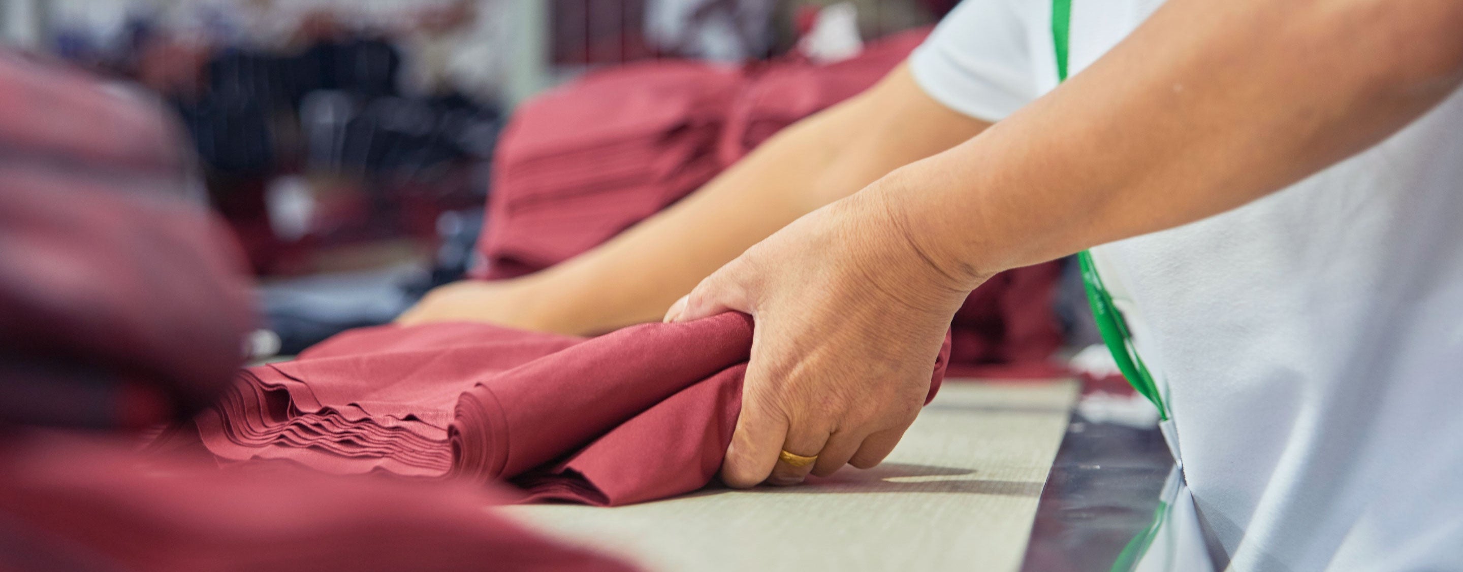 Mitarbeiter sortieren Stoffe in der Produktikon.