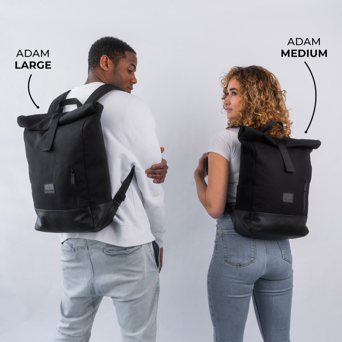 Vergleich des Rolltop Rucksacks 'Adam' in den Größen Large und Medium an zwei Personen