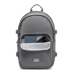 Grauer Johnny Urban Rucksack 'Lian' mit offenem Frontfach, darin ein Smartphone und ein Notizbuch