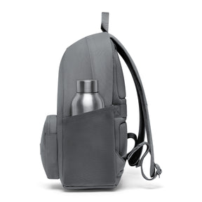 Seitliche Ansicht des grauen Rucksacks 'Mo' mit Flaschenfach und Trinkflasche
