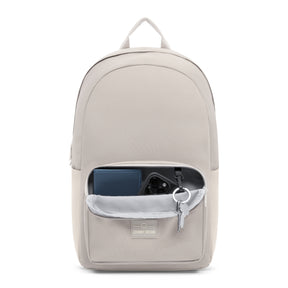 Beiger Johnny Urban Rucksack 'Mo' mit offenem Frontfach, darin Schlüssel, Smartphone und Geldbörse