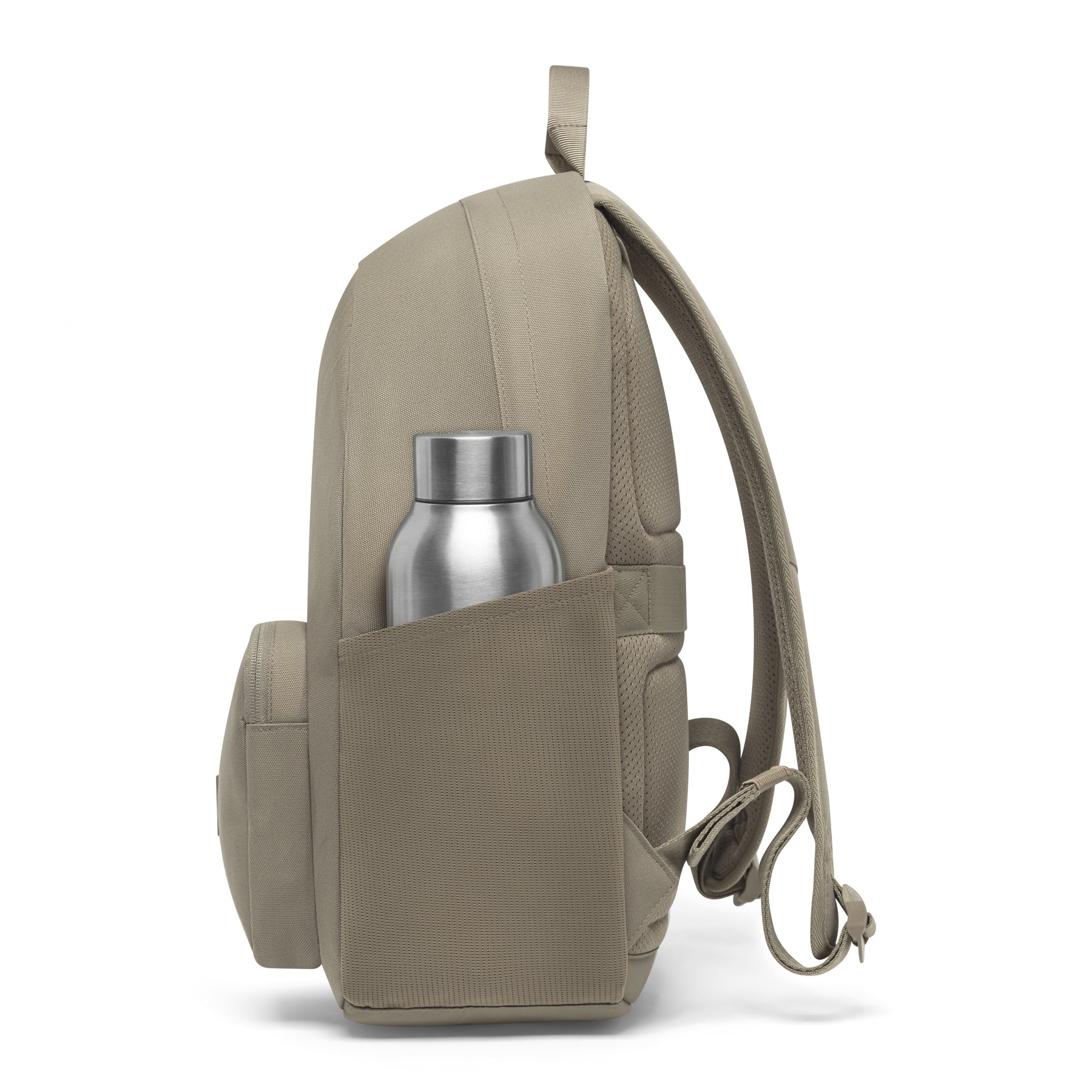 Seitenansicht des beigen Johnny Urban Rucksacks 'Mo' mit Edelstahl-Trinkflasche in Seitentasche