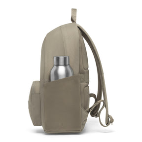 Seitenansicht des beigen Johnny Urban Rucksacks 'Mo' mit Edelstahl-Trinkflasche in Seitentasche