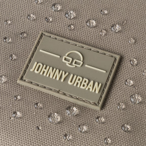 Nahaufnahme des wasserdichten Materials mit Johnny Urban Logo auf dem Rucksack 'Nico'