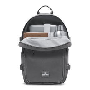 Dunkelgrauer Johnny Urban Rucksack 'Lian' mit offenem Hauptfach, Laptop, braunem Notizbuch und Metallflasche