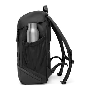 Schwarzer Johnny Urban Rucksack 'Nico' seitlich mit Außentasche und silberner Trinkflasche