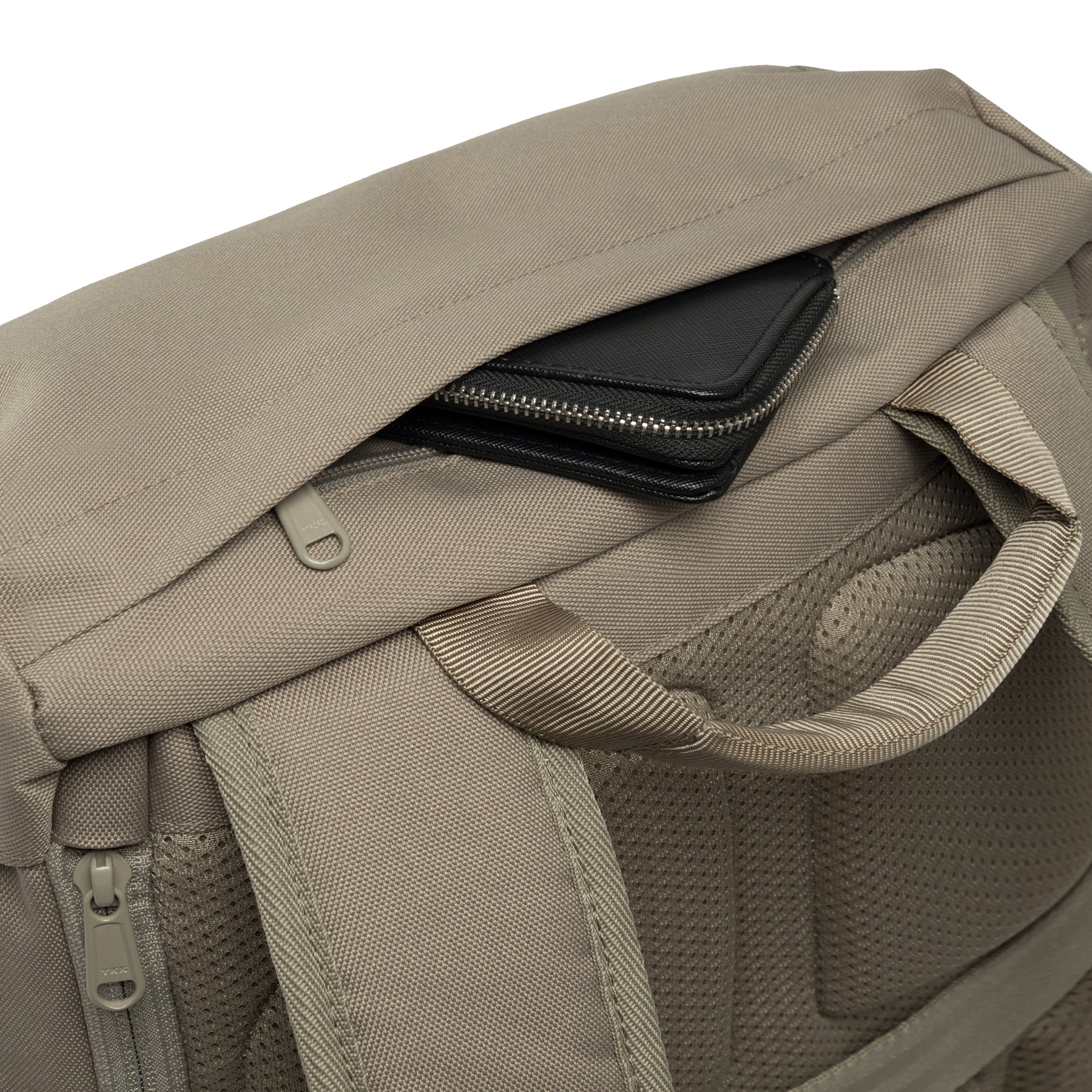 Heller Rucksack 'Nico' mit seitlicher Reißverschlusstasche und schwarzer Geldbörse im Rückentaschenfach