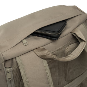 Heller Rucksack 'Nico' mit seitlicher Reißverschlusstasche und schwarzer Geldbörse im Rückentaschenfach