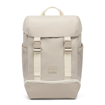 Sandfarbener Rucksack 'Nico' von Johnny Urban mit Klappe und zwei vorderen Verschlussriemen