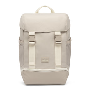 Sandfarbener Rucksack 'Nico' von Johnny Urban mit Klappe und zwei vorderen Verschlussriemen