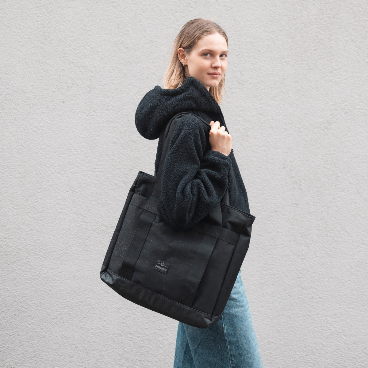 Unser weibliches Model zeigt sich hier mit der Johnny Urban Shopper Bag "Kim" in schwarz. 
