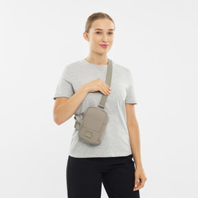 Unser weibliches Model zeigt sich hier mit dem Johnny Urban Front Pack "Arthur" in braun. 