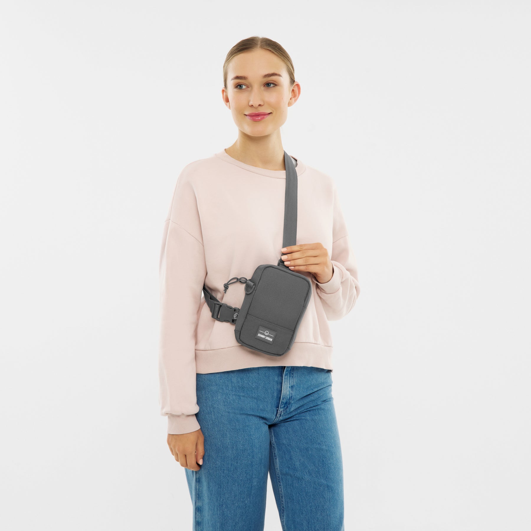 Unser weibliches Model zeigt sich hier mit dem Johnny Urban Front Pack "Arthur" in grau. 
