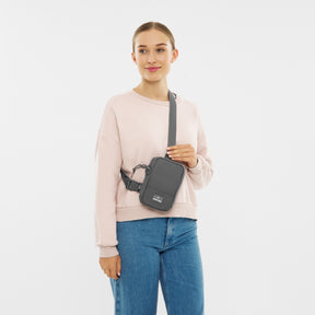 Unser weibliches Model zeigt sich hier mit dem Johnny Urban Front Pack "Arthur" in grau. 