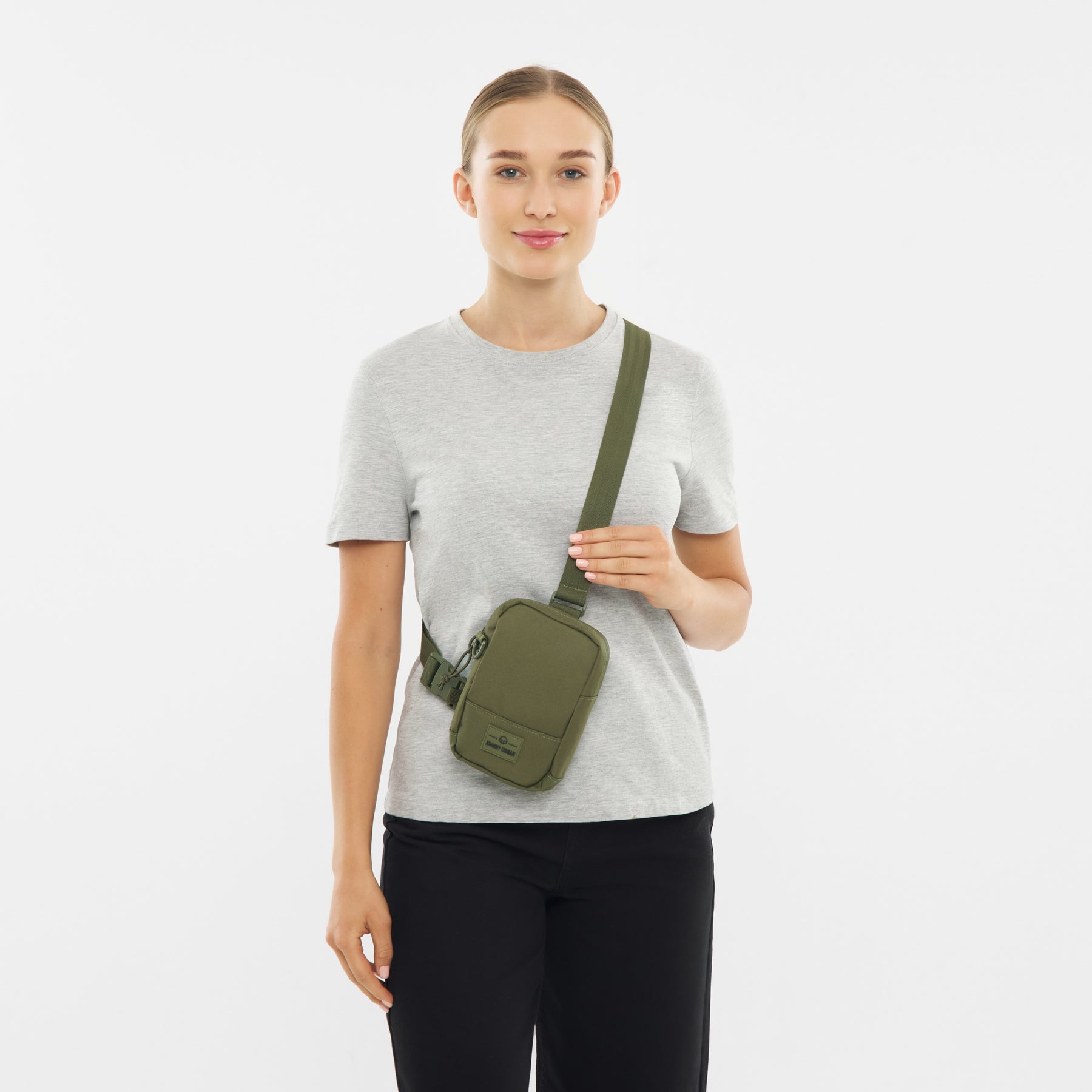 Unser weibliches Model zeigt sich hier mit dem Johnny Urban Front Pack "Arthur" in olive. 