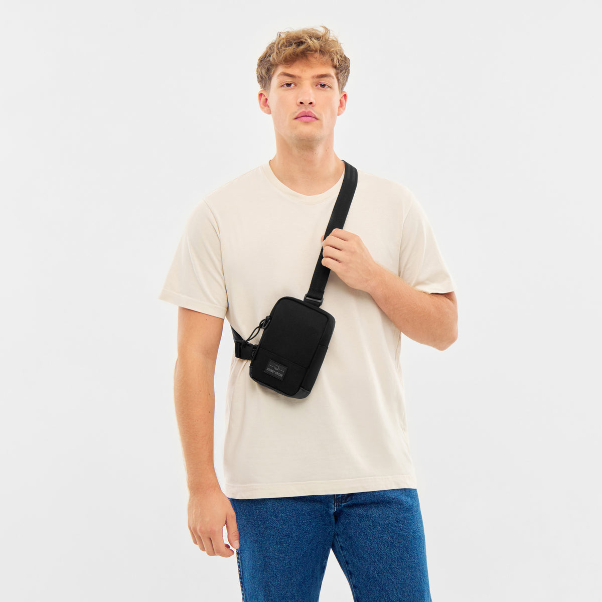 Unser männliches Model zeigt sich hier mit dem Johnny Urban Front Pack "Arthur" in schwarz. 