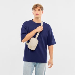 Unser männliches Model zeigt sich hier mit dem Johnny Urban Front-Pack "Arthur" in beige. 