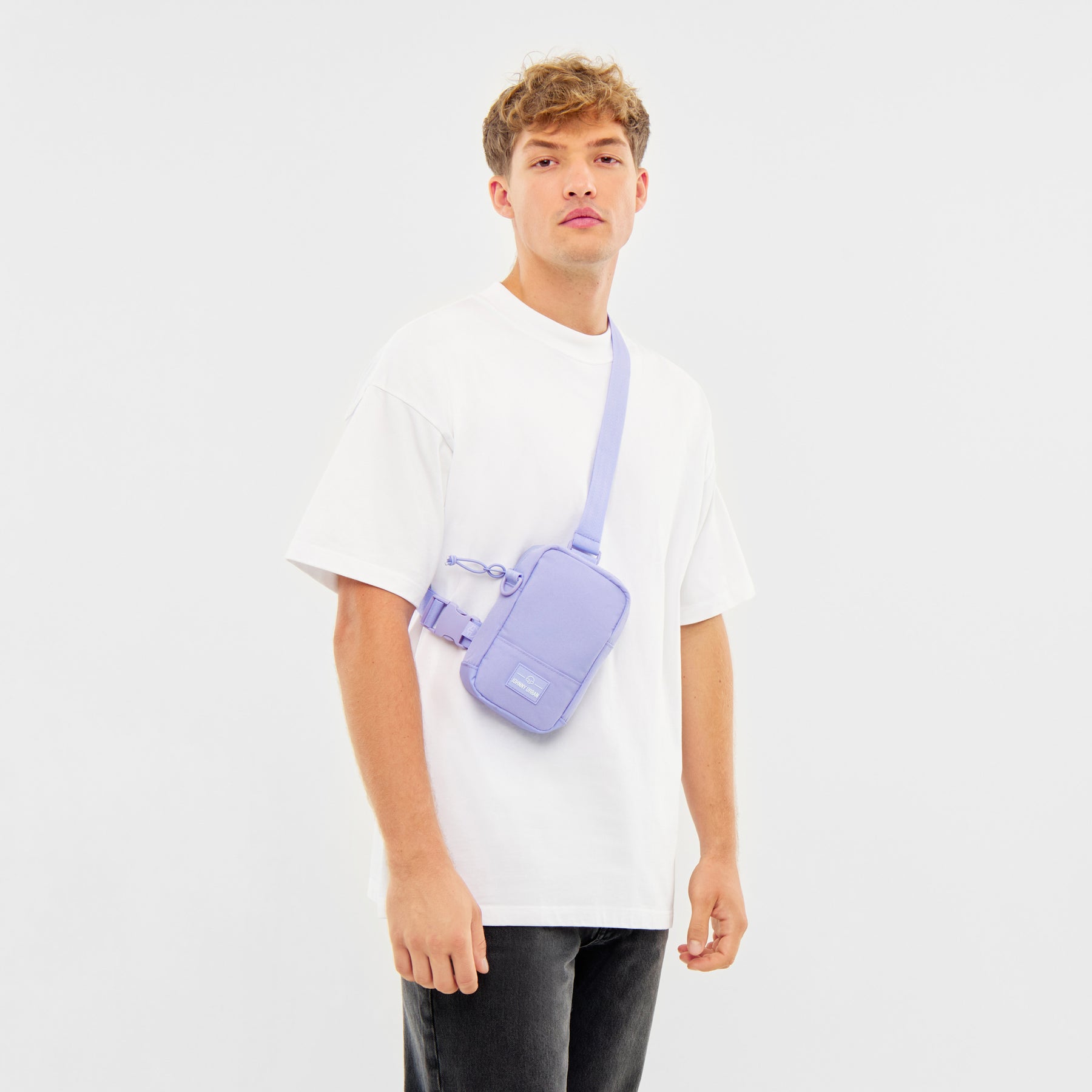 Unser männliches Model zeigt sich hier mit dem Johnny Urban Front Pack "Arthur" in flieder. 