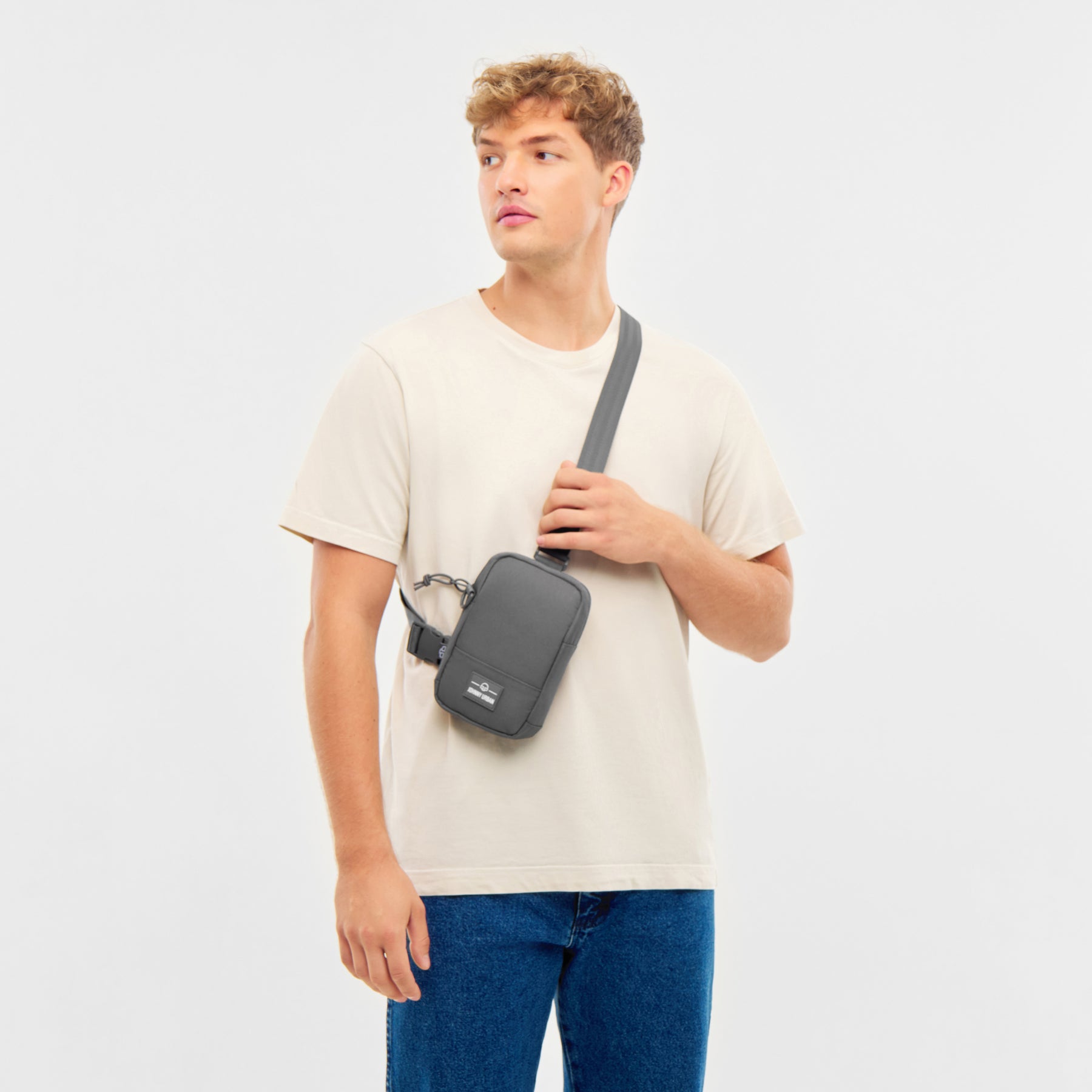 Unser männliches Model zeigt sich hier mit dem Johnny Urban Front Pack "Arthur" in grau. 