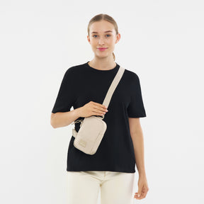 Unser weibliches Model zeigt sich hier mit dem Johnny Urban Front Pack "Arthur" in beige. 