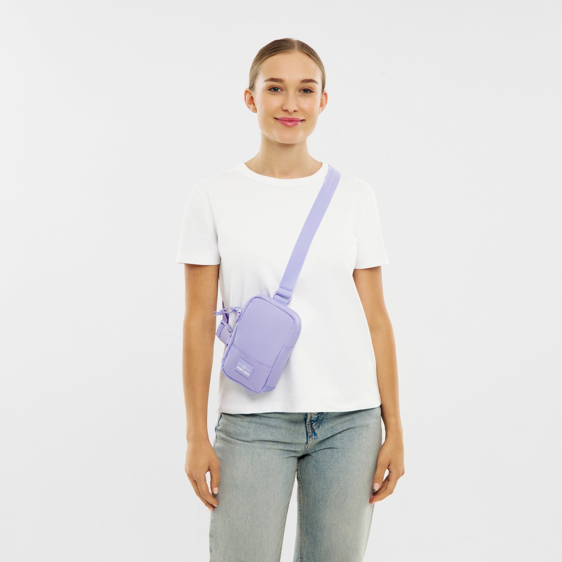 Unser weibliches Model zeigt sich hier mit dem Johnny Urban Front Pack "Arthur" in flieder. 