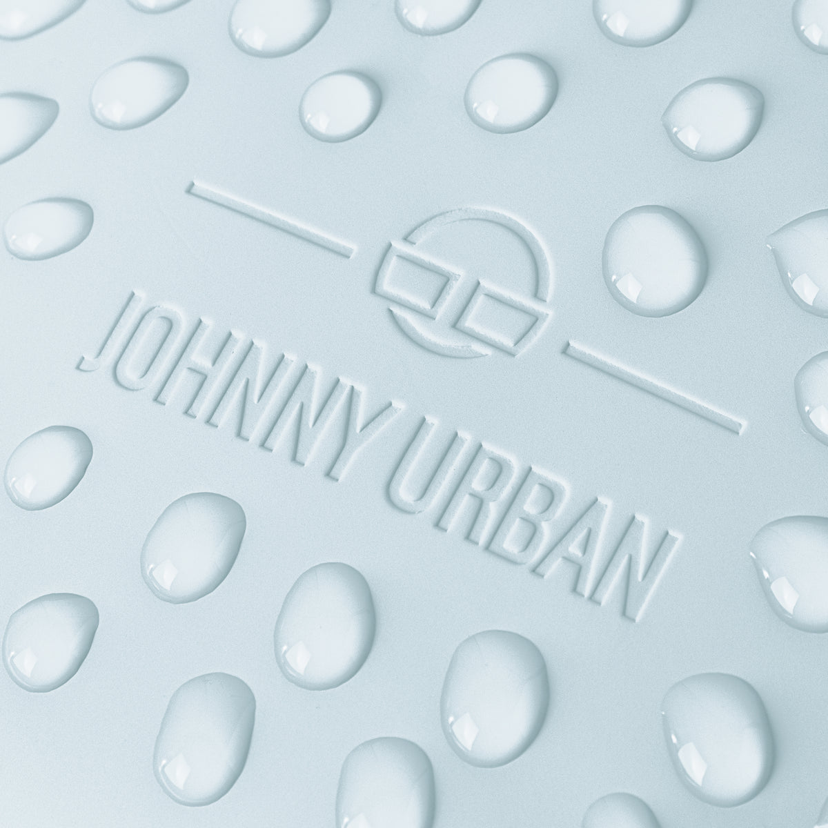 Nahaufnahme des wasserabweisenden Materials des Front Pack 'Toby' in Eisblau mit Johnny Urban Logo und Wasserperlen