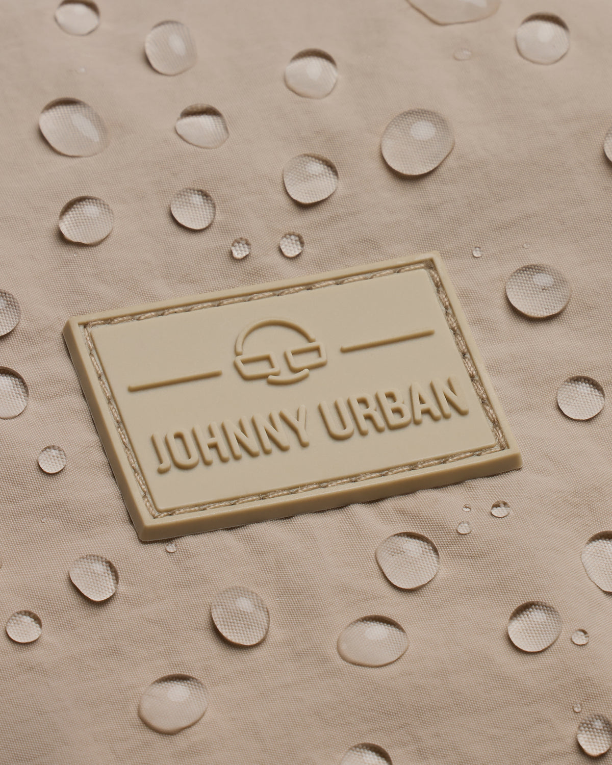 Wasserabweisendes Material mit beigefarbener Johnny Urban Marke auf der Half Moon Bag Kaia Medium