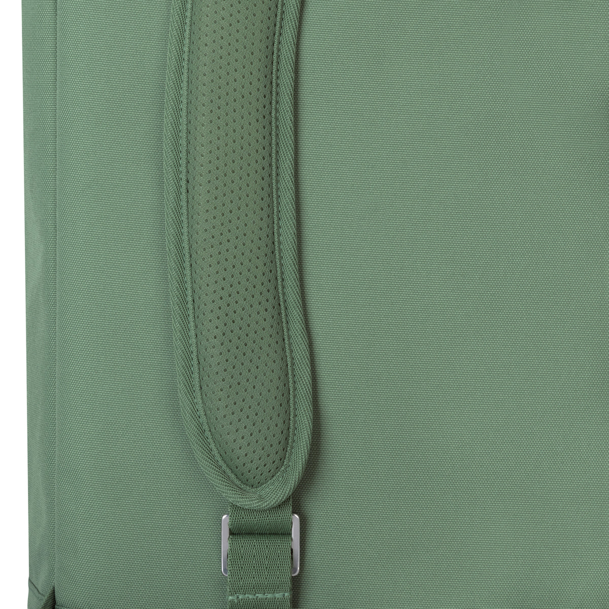Grüner, gepolsterter Schulterriemen des Rolltop Rucksacks 'Robin Medium' aus robustem Stoff