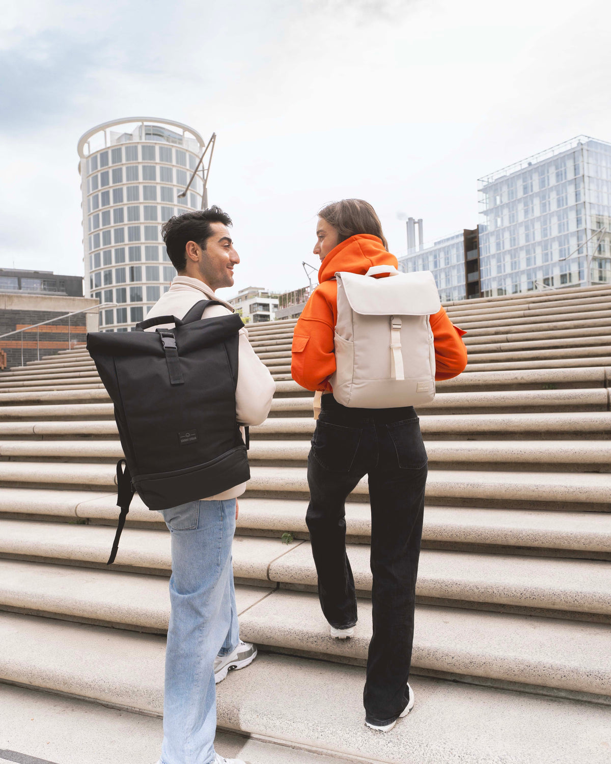 Ein Mann und eine Frau stehen auf der Treppe mit zwei Bestsellern Rucksäcken auf dem Rücken.