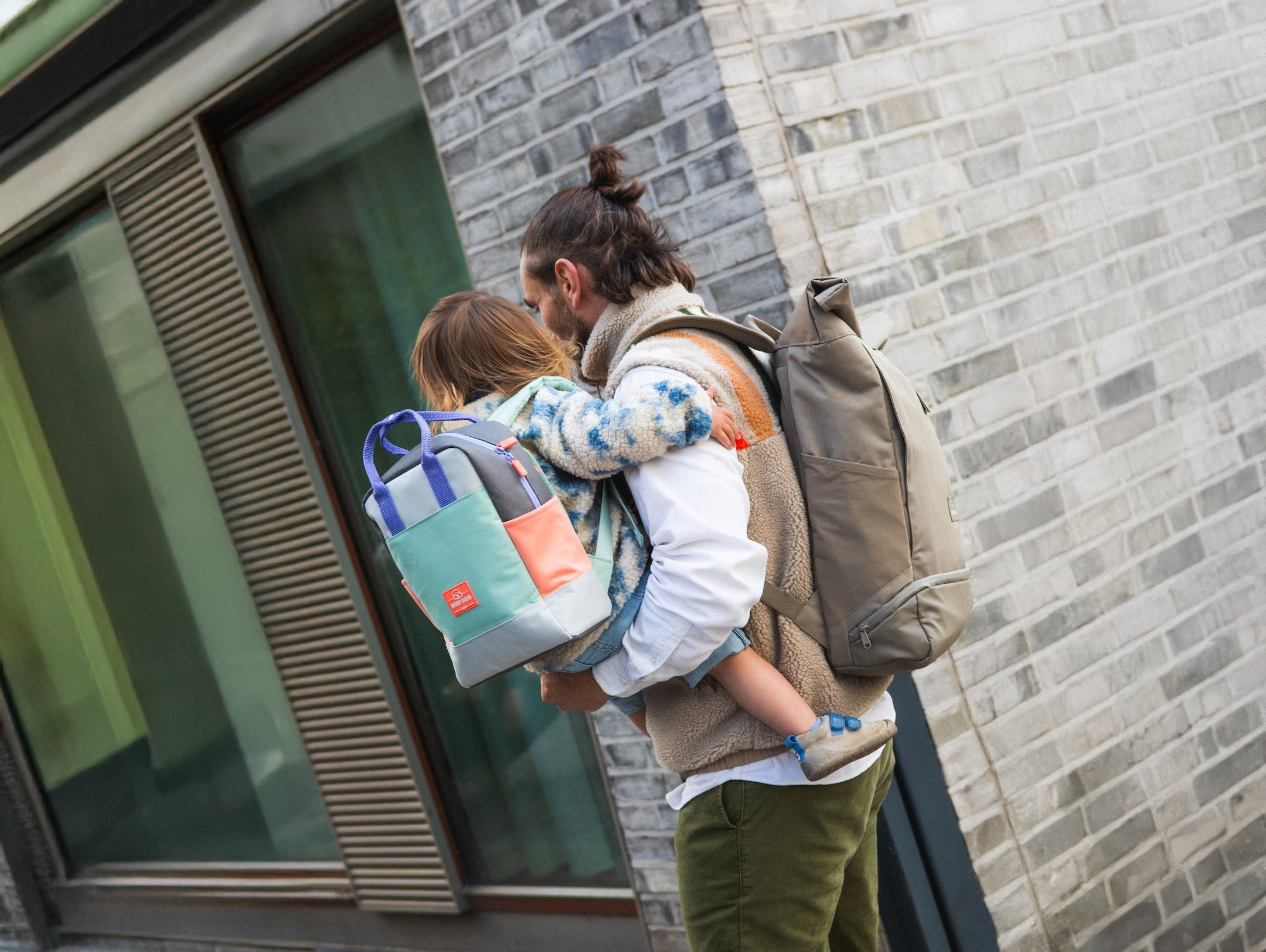Vater und Kind sind in Johnny Urban Klamotten unterwegs in der Stadt. 