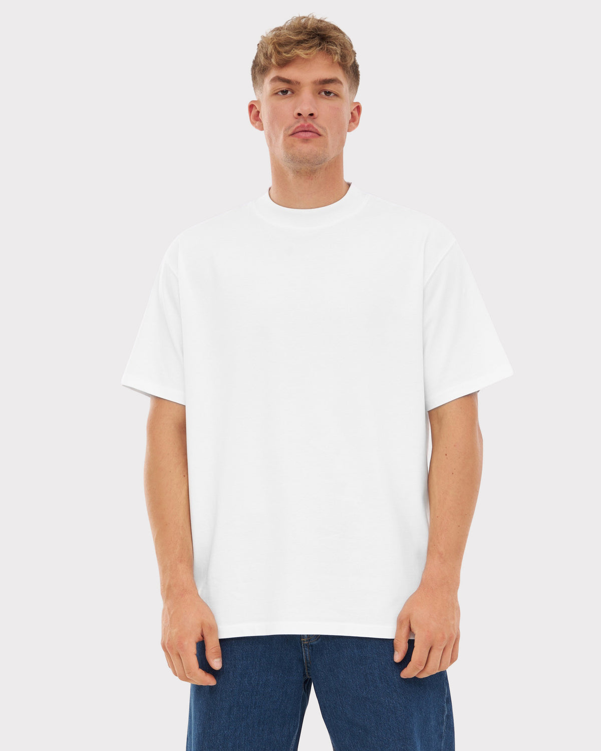 Mann trägt weißes Johnny Urban T-Shirt 'Sammy' in oversized Passform mit kurzen Ärmeln
