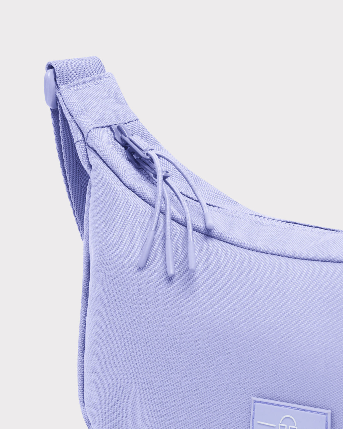 Halbmondtasche 'Ally Medium' in hellviolett mit Reißverschluss und verstellbarem Gurt aus robustem Material